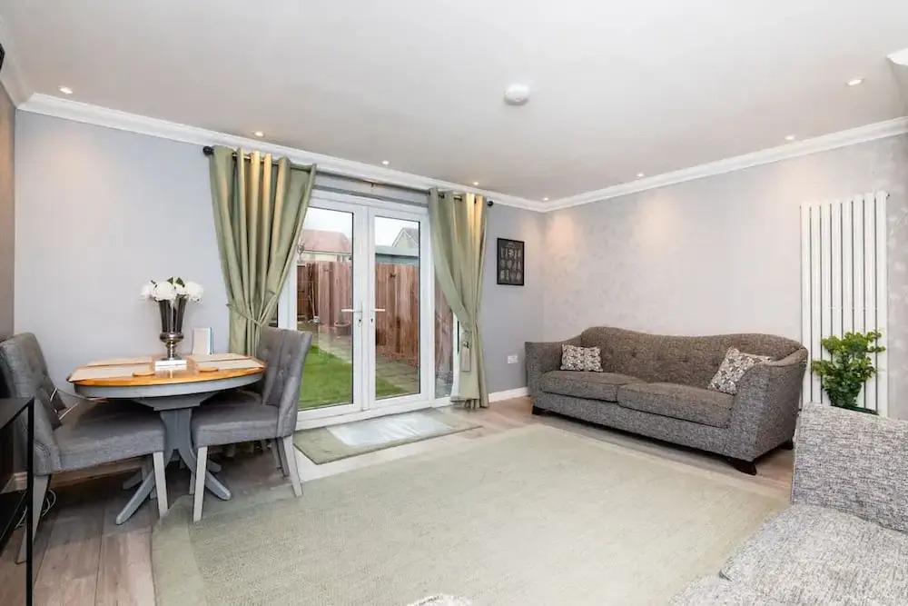 3 Bedroom House-private Parking