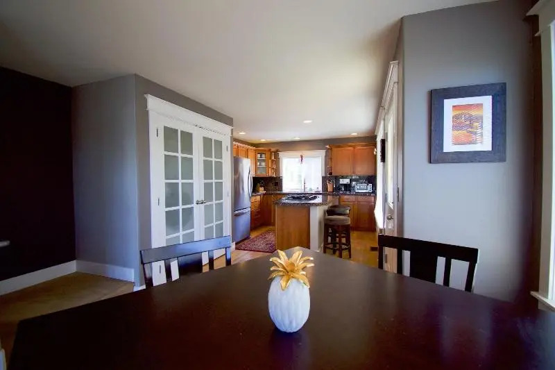 Walkable OTS Mid Century Condo-Pool