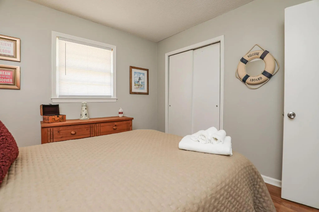 Spacious Home with Waterfront View-Welcome Pets