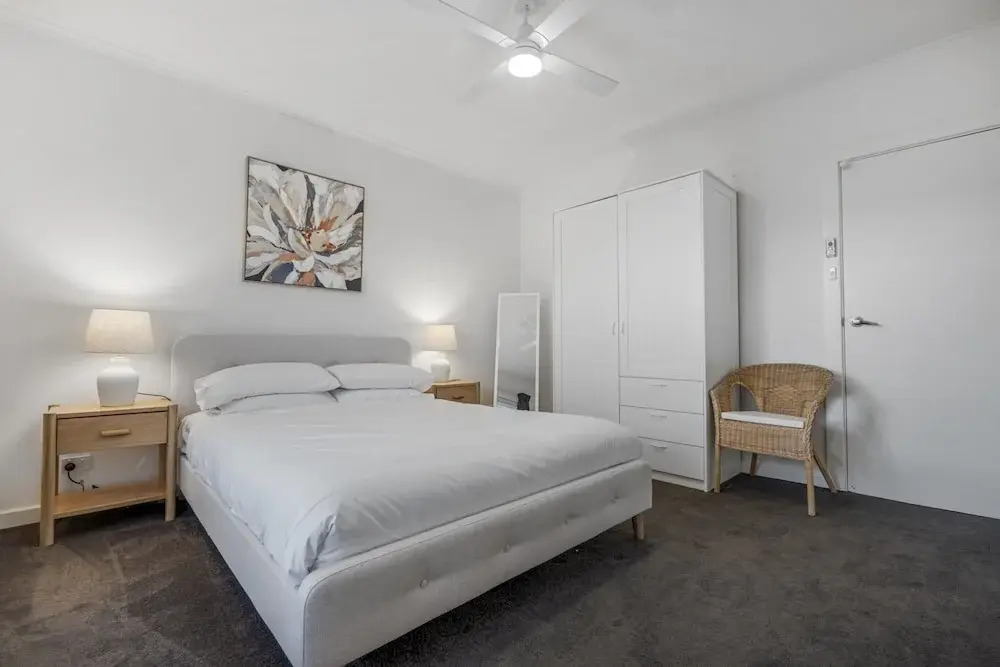 3-bed Campbelltown Stay With Private Balcony