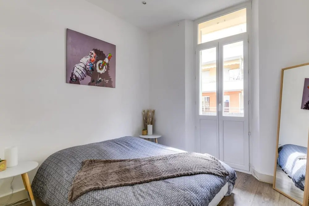 Beautiful Modern 2 Bedroom Apartment in Center
