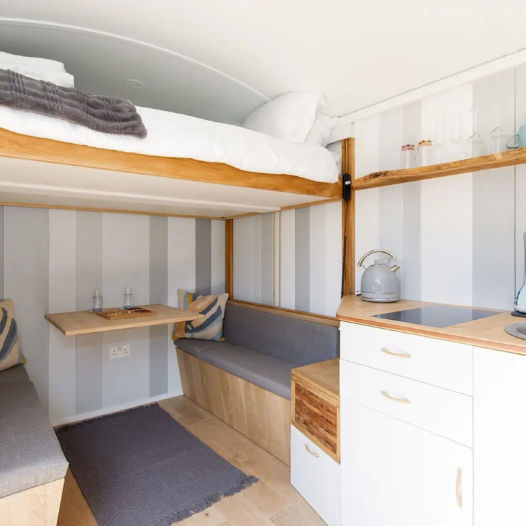 Gorgeous Shepherds Hut - Walk to Beach Pub