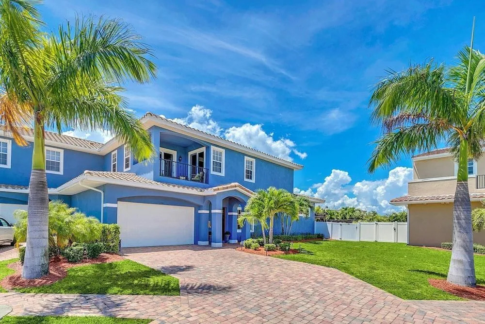 Upscale Private Home 10-min Walk to Canova Beach
