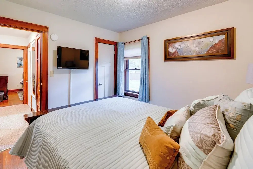1 Mi to Akron Zoo: Ranch-style Home w/ Yard!