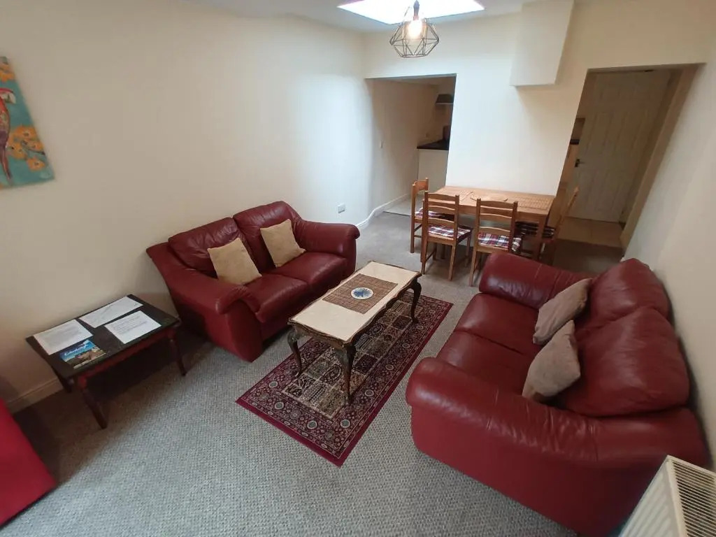 Central Modern Apartment with Free Parking And Private Garden