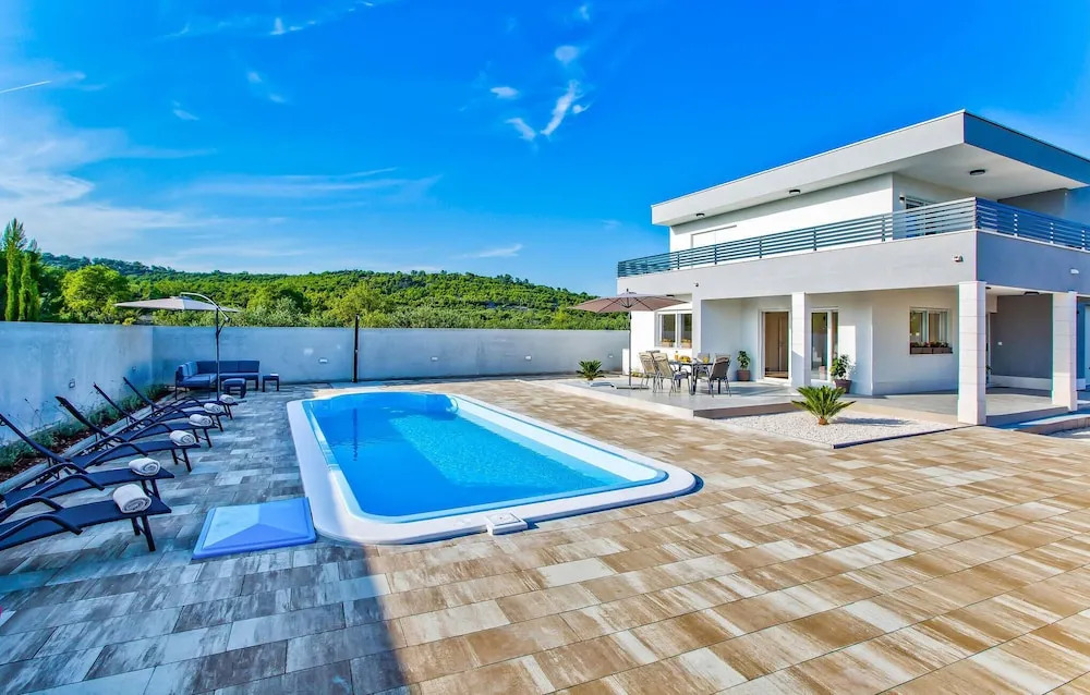 Beautiful Home In Bogomolje