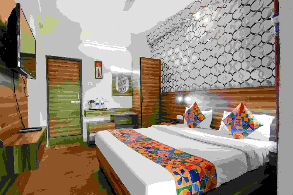 Fabhotel Vijay Palace