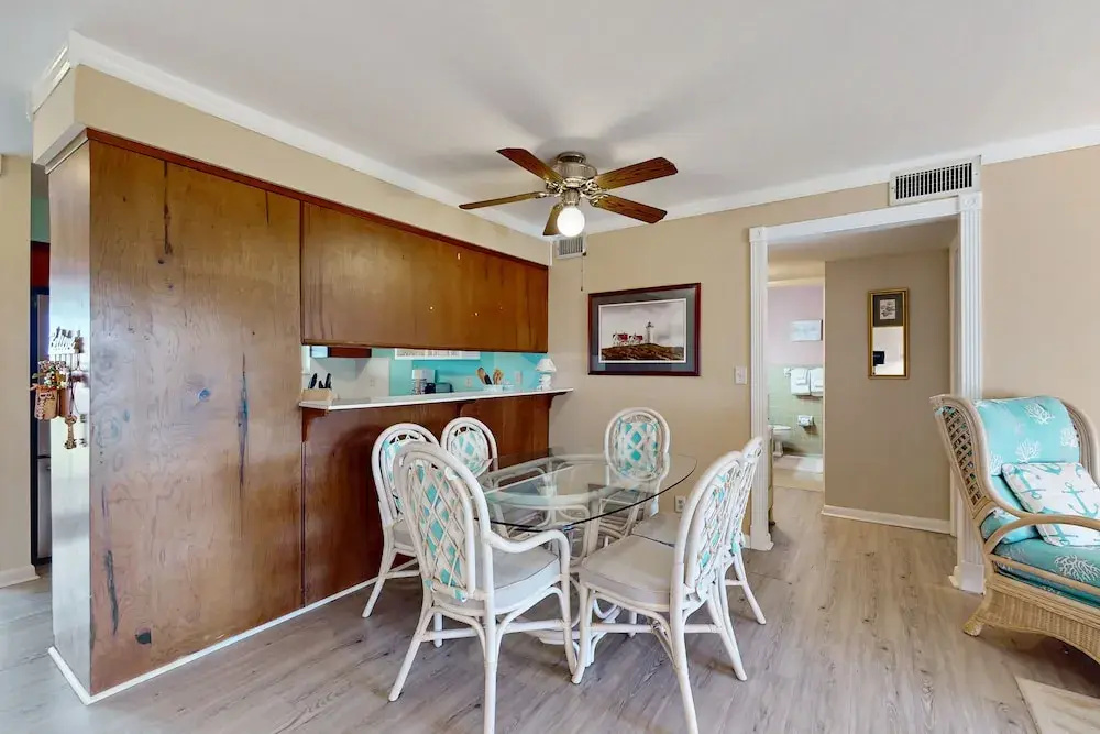 Cozy Condo With Balcony, Walking Distance to Conch House and Wifi