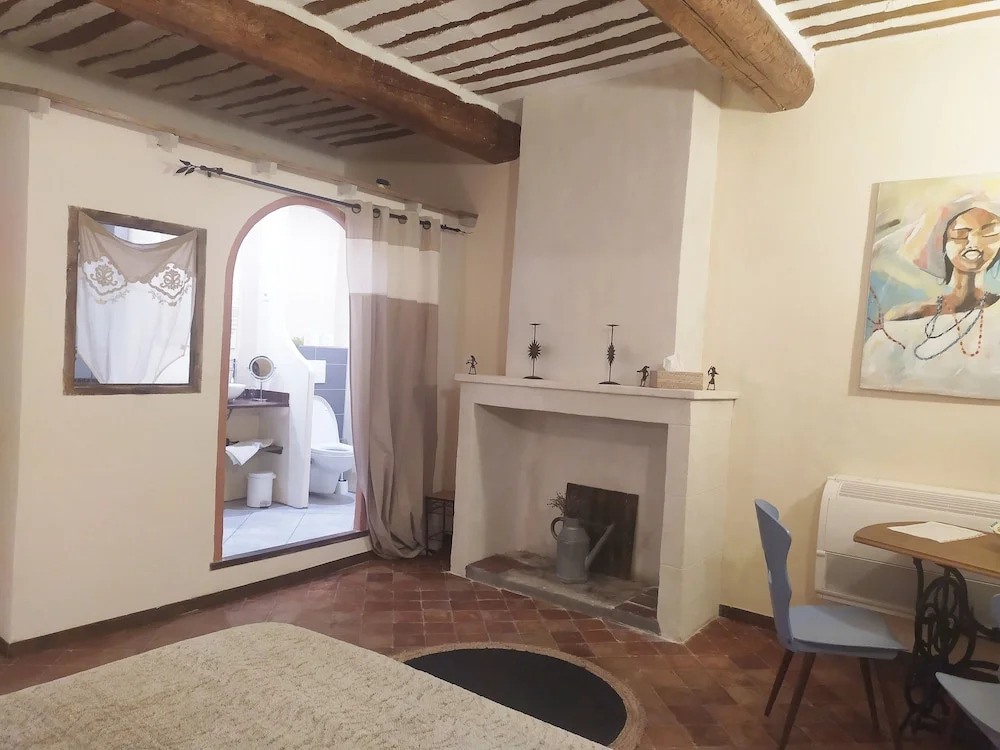 Chambre dhôtes face au lavoir