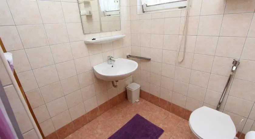Apartments Lipej