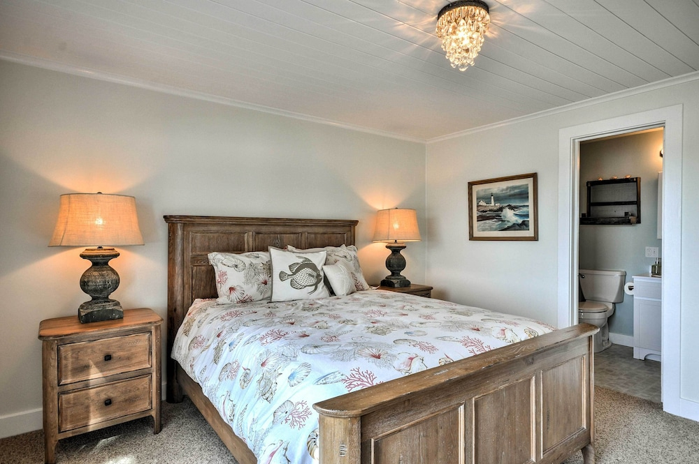 Waterfront Seaside Beach Home w/ Views & Hot Tub!