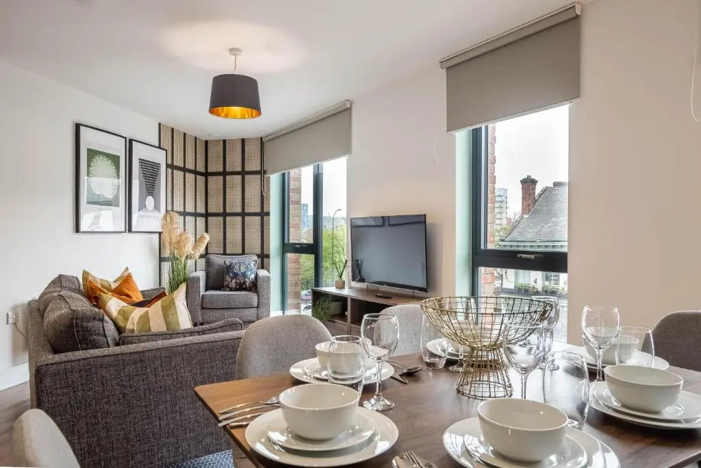 Luxe 3BR Great Central Apartment City View Near Sheffield