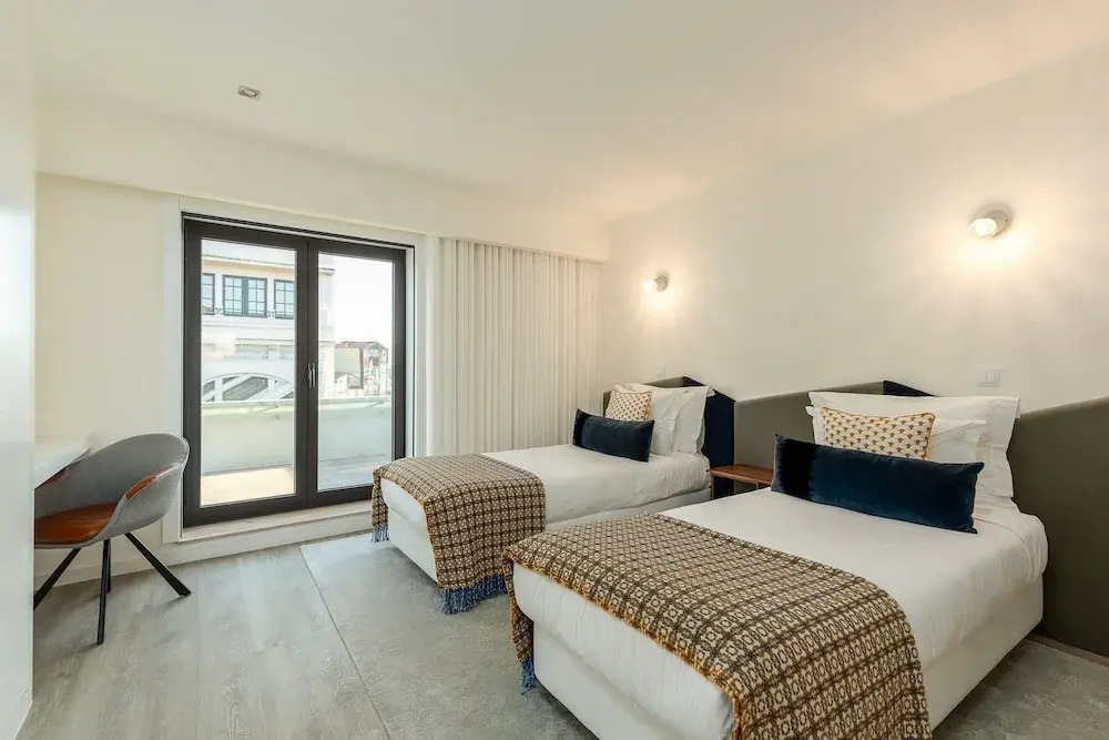 Spacious 4-Bedroom Apartment in Porto