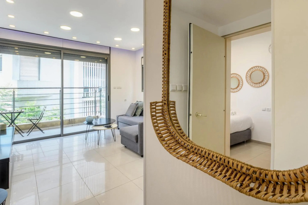 Very nice 1 BDR apartment 2 min from the beach !