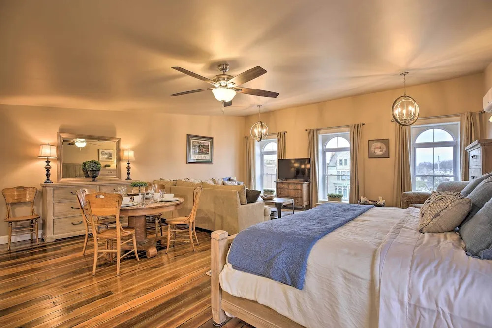 Chic Main Street Retreat < 7 Mi to KY Horse Park!