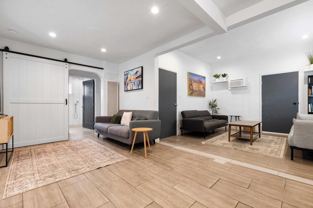 10mins to Rodeo Drive, 15mins to Venice Modern 4bdr Shenandoah by Avantstay