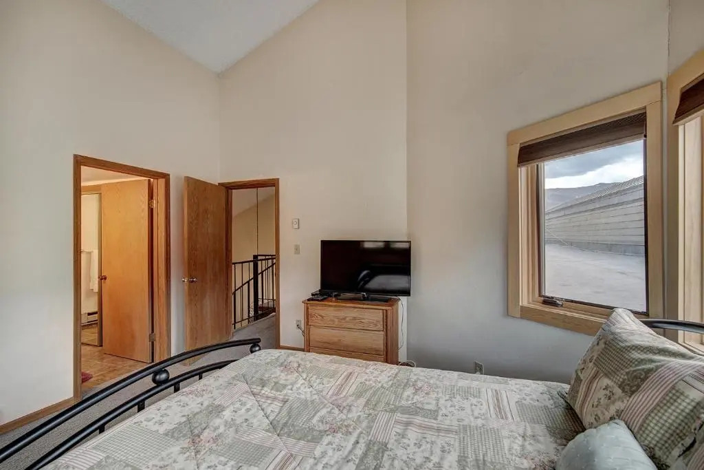 Atrium 304