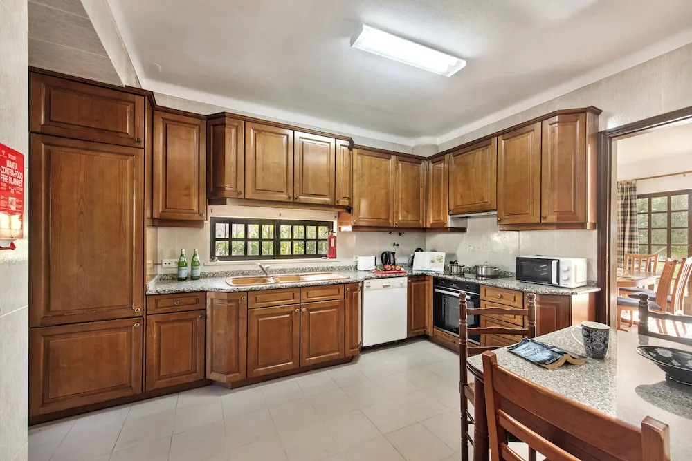Spacious 4 bedroom villa, private pool, free air conditioning and wifi