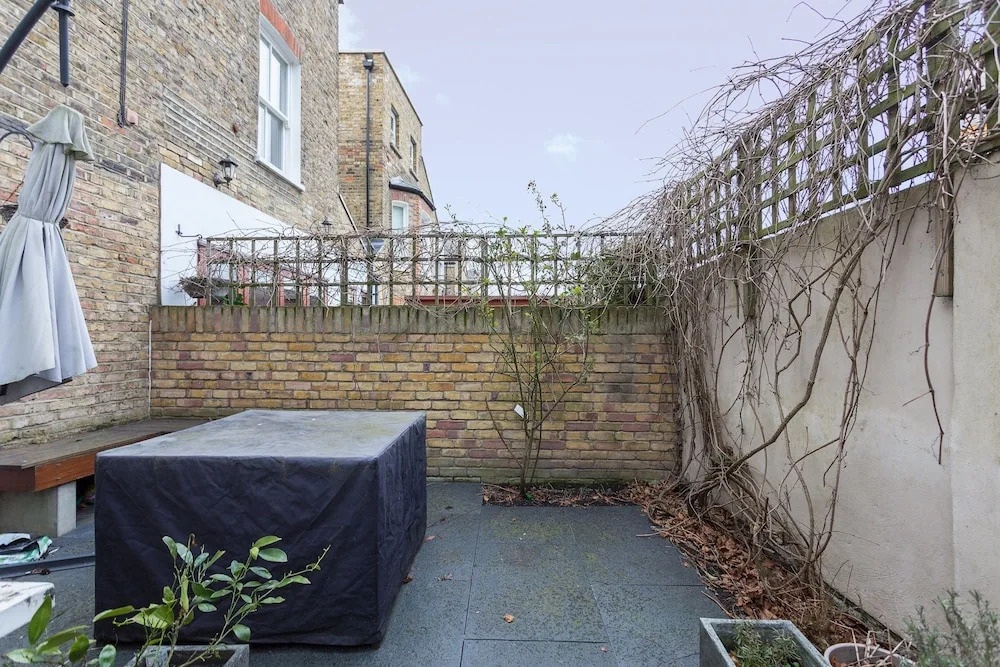 1 Bedroom Garden Flat In Clapham Common