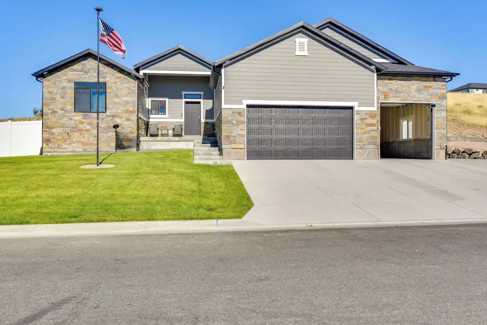 Sleek & Modern Morgan Abode: Great for Families!