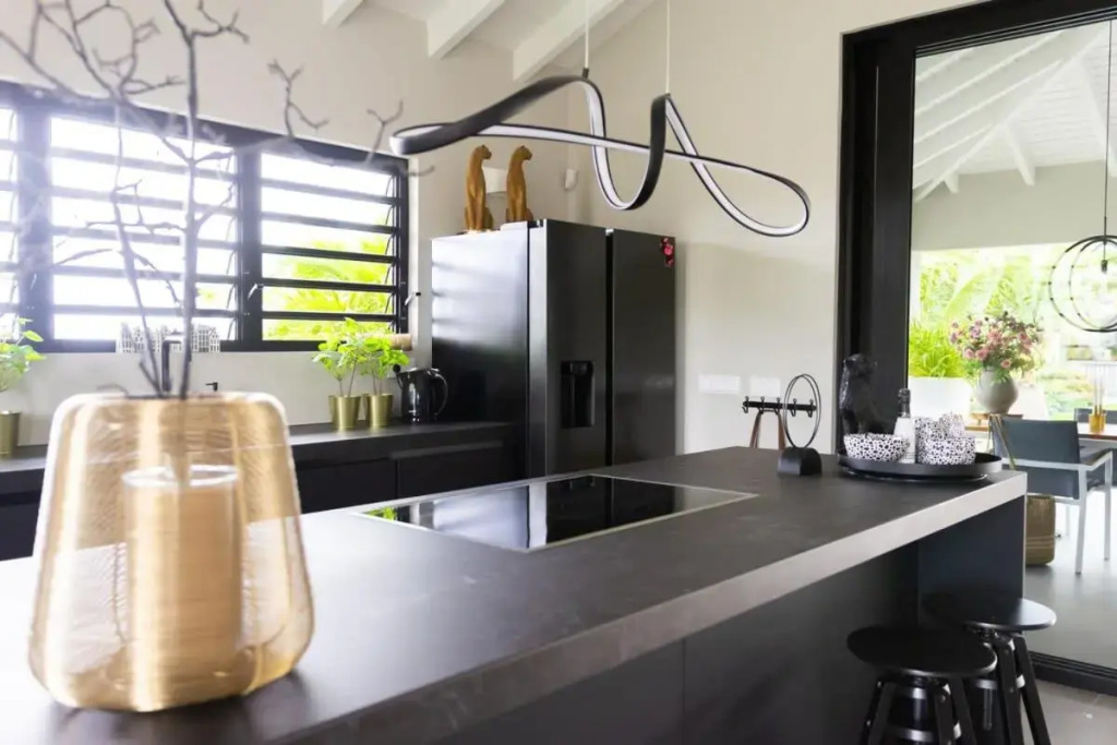 Stylish 3 Bedroom Villa With Ocean Views And Daily Maid Service