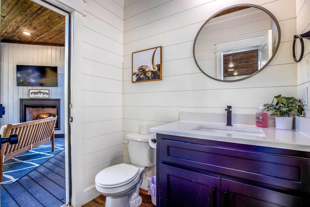 'painted Sky' Modern Broken Bow Cabin w/ Hot Tub!