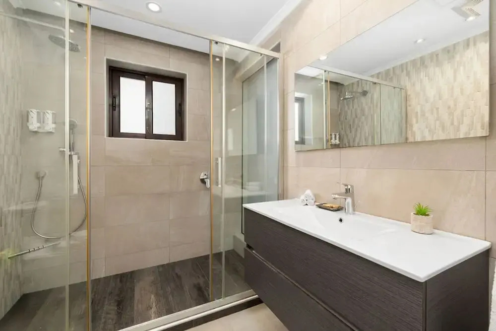 Modern 3br2ba 24 7 Security Pools Restaurant