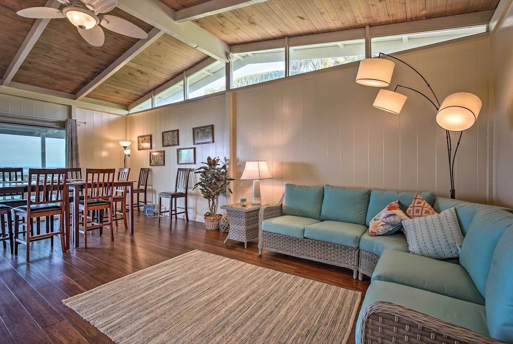 Oceanfront Kona Home w/ Beach Access & Views