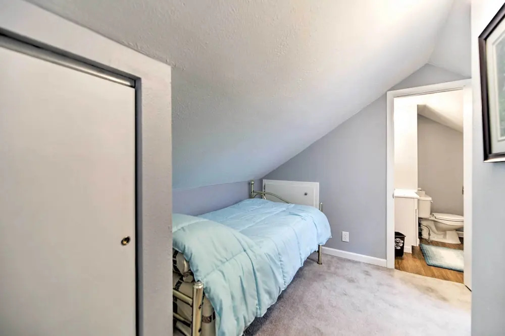 Charming Historic Condo - Walk to Downtown & UW