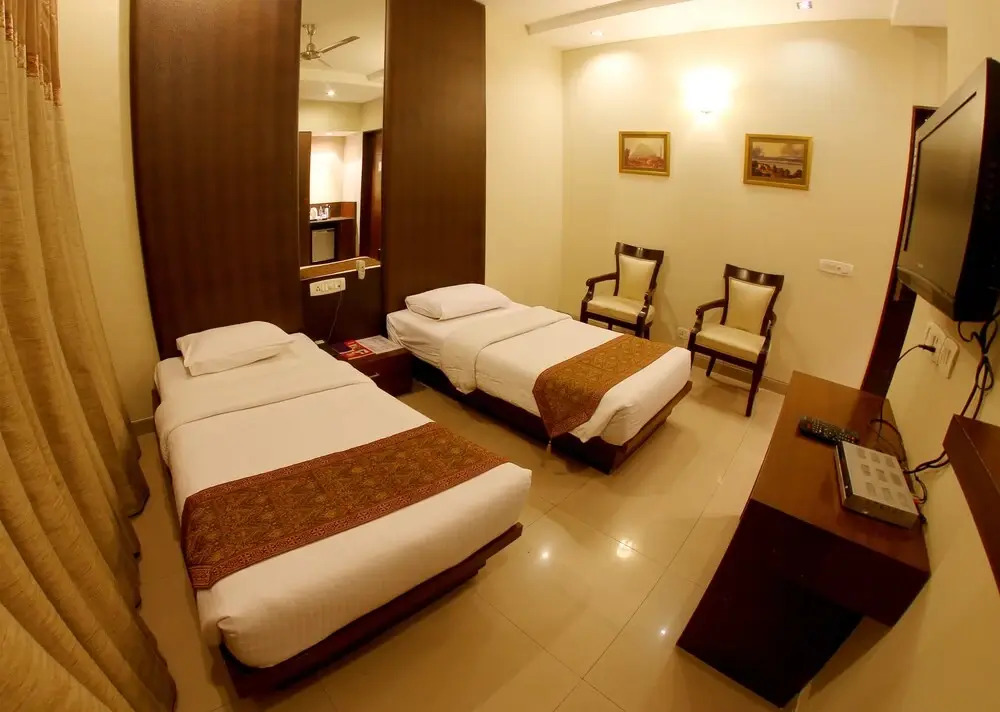 FabHotel Phoenix Hospitality - Nr DLF Cyber Hub & Metro, Gurugram