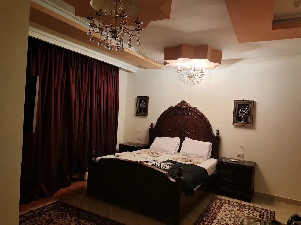 Pyramids house view hotel inn