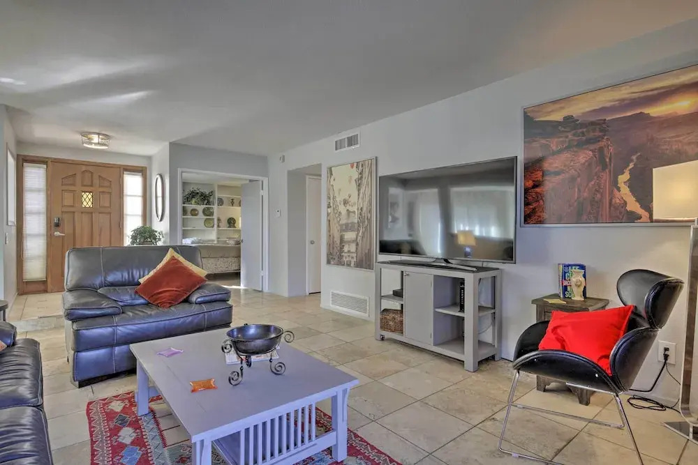 Sun Deck, Hot Tub & Kayak: Lakefront Tempe House