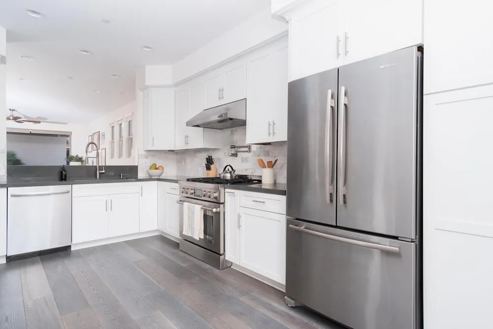 Iris by Avantstay - Modern Home w/ 3 Patios & Rooftop Views