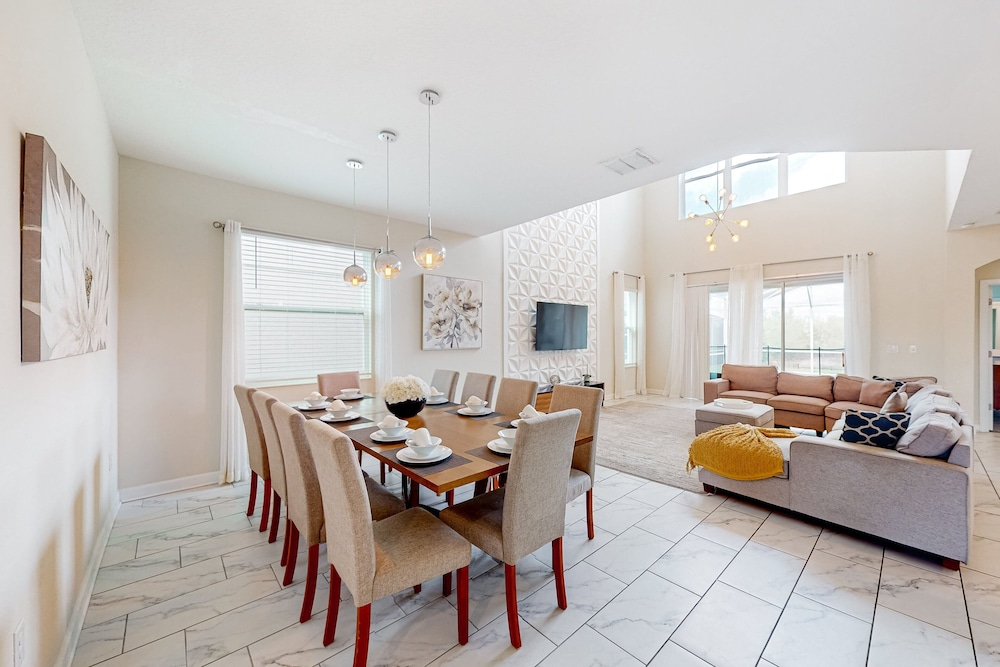 Luxury Home With a Private Pool & Game Room - Resort Amenities, Great Location