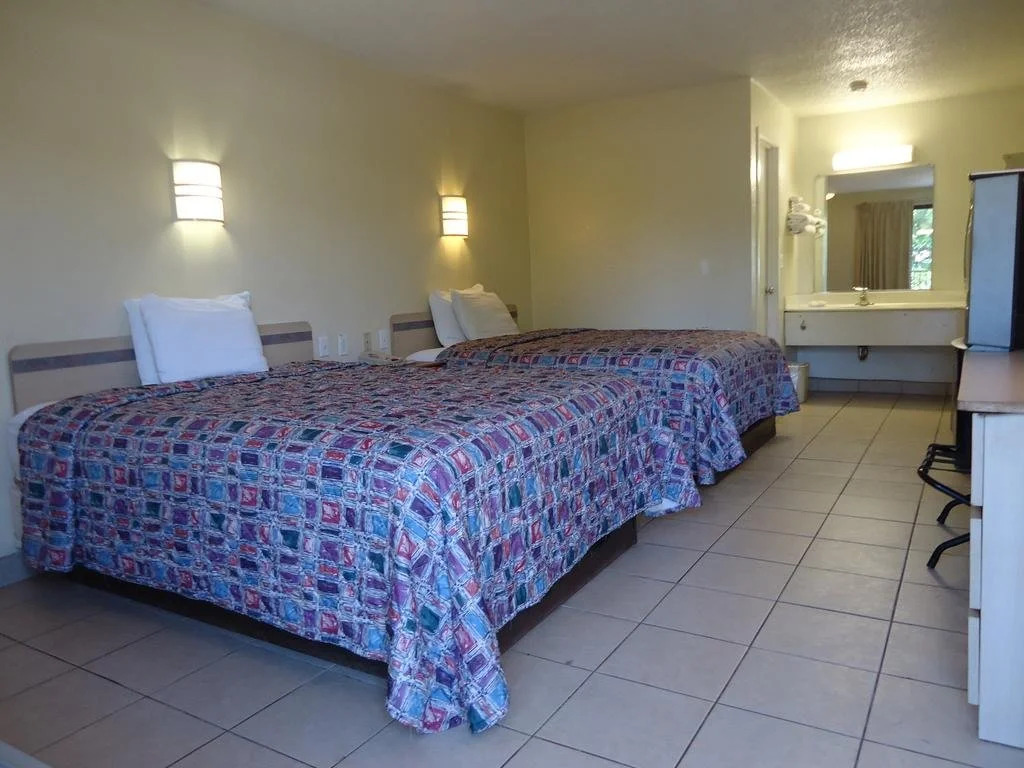 Super 6 Inn & Suites