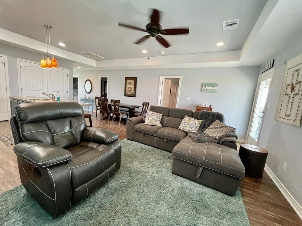 Mimosa Manor 3 Bedroom Home by Redawning