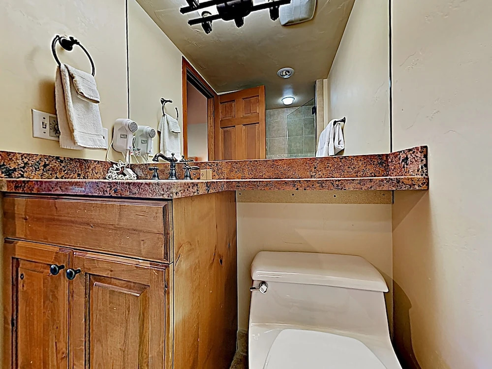 Lodge-inspired Lakeside - Walk To Lifts! 3 Bedroom Townhouse