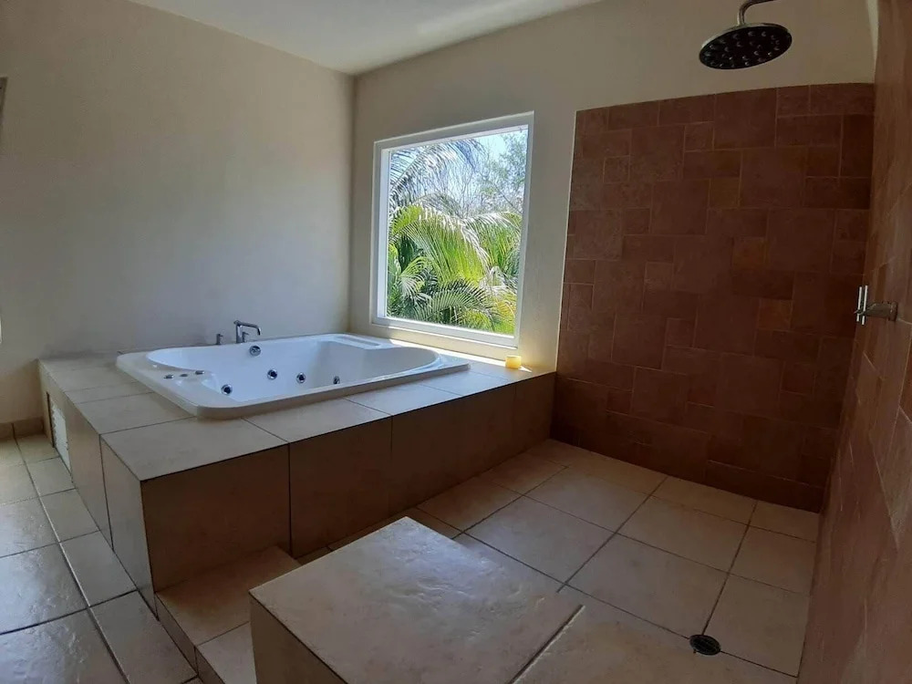 New Listing Close To Beach Sunny Spacious Villa