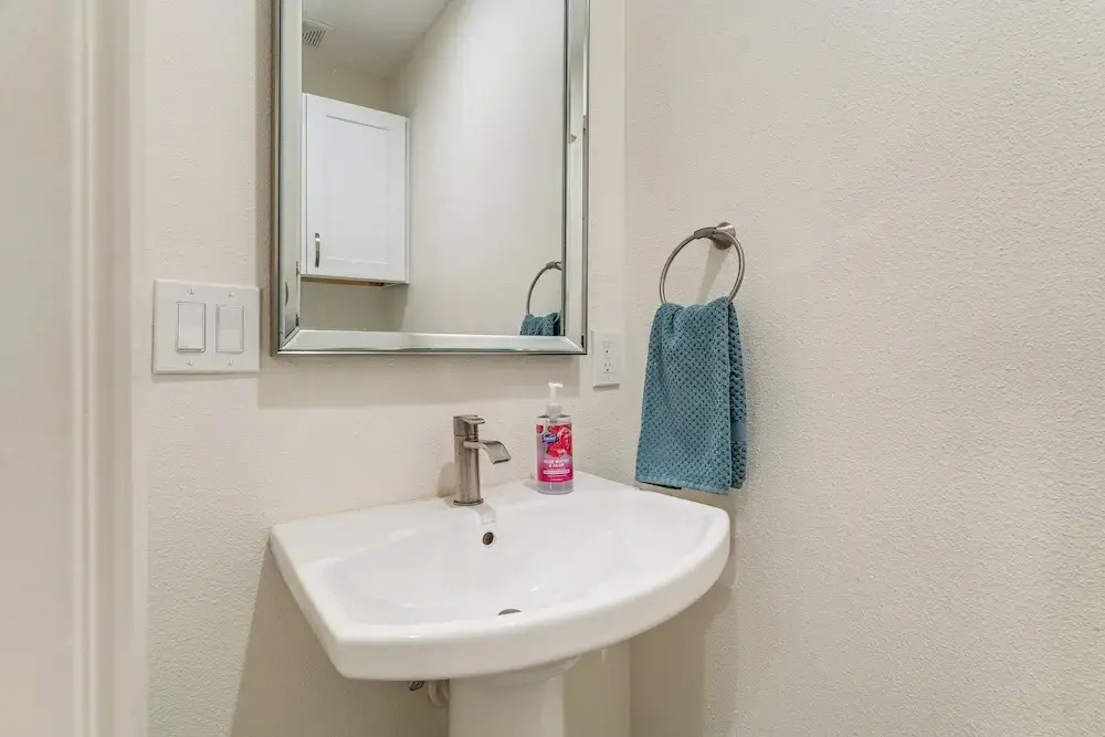 4 Mi to UT Austin: Bright & Modern Family Home