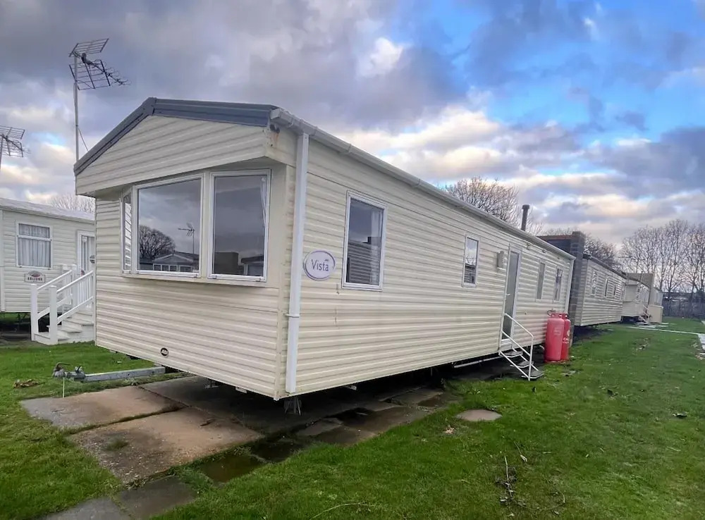 3 Bedroom Caravan - Sleeps 8 - Parking, Wifi, Pool