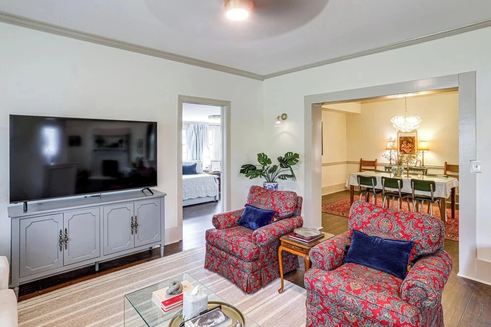Steps to Oxford Square! Charming Family Escape