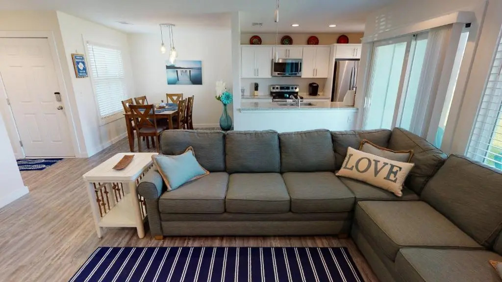 AH-B104 Newly Remodeled Ground Floor Condo, Overlooking PoolHot Tub