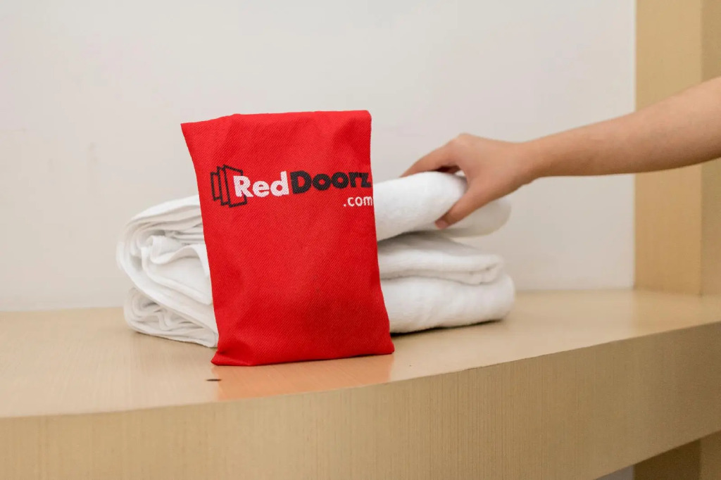 RedDoorz Near Karangasem Train Station 2