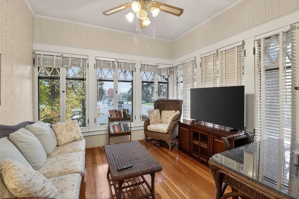The Spalding House Comfort In Visalia 4 Bdrm Home Pets OK!