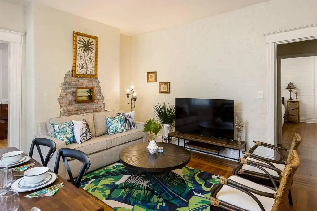1858 Edgeland Avenue, Unit One