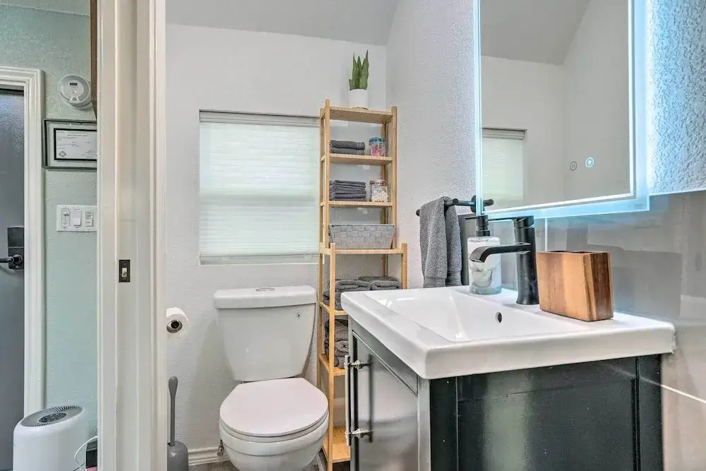 3 Mi to San Antonio Zoo: Bright Texas Cottage!