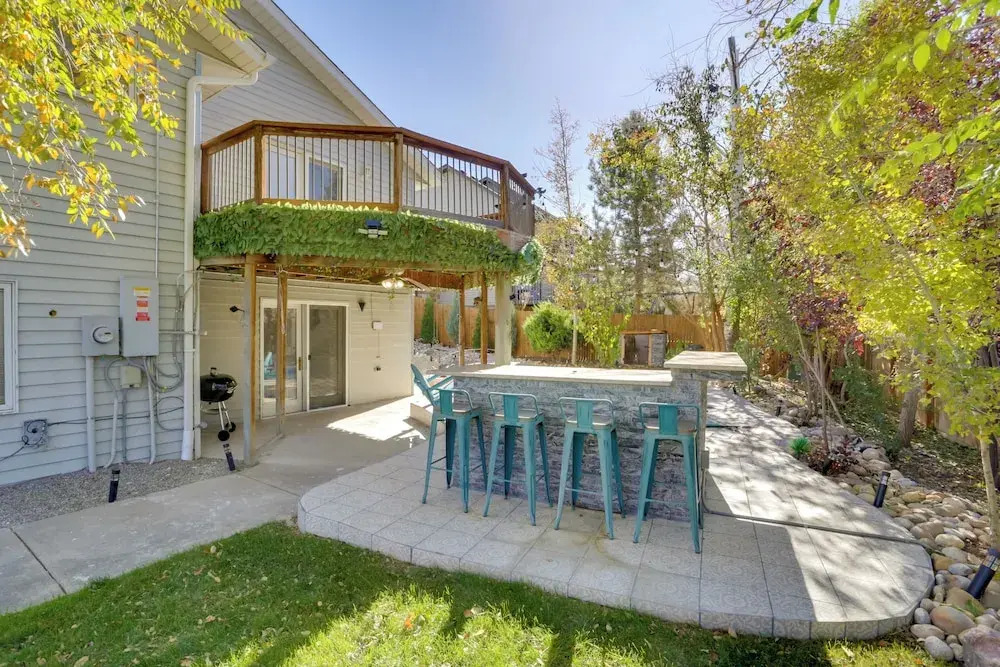 6 Mi to Barr Lake: Apt w/ Yard & Pool Access!