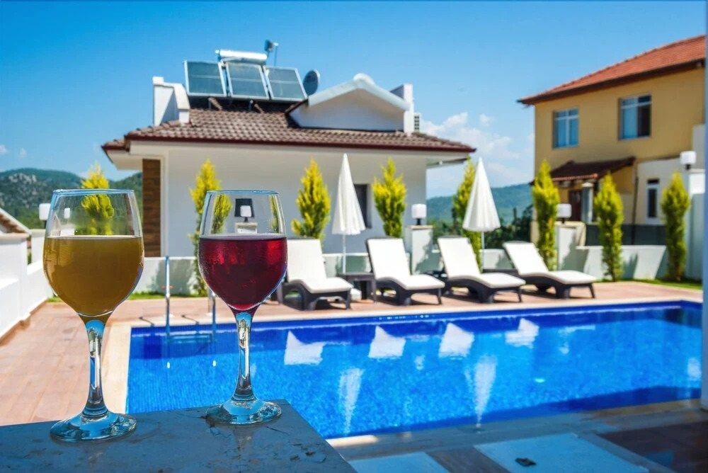 Villa Pole