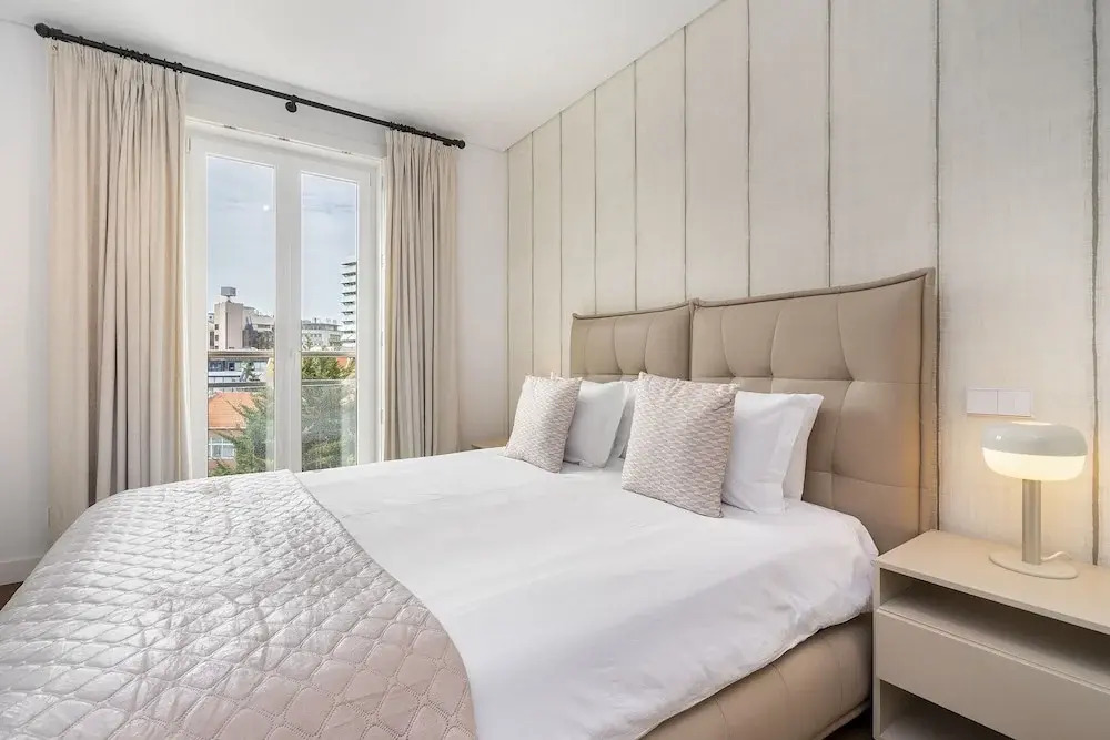 Urban Retreat: Downtown Luxury, Parking, Ac & Elevator