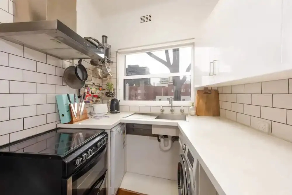 Mid-century 1 Bedroom Apartment on Albert Park With Parking